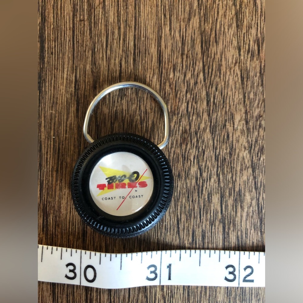 Vintage Advertising Keychain- Tire Emblem- “Big O Tires - Coast to Coast” - Picture 2 of 3